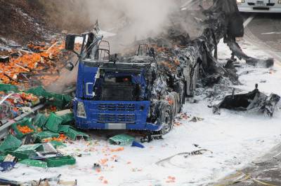 Importants cues a l'autovia en La Vall d'Uixó per un accident entre dos camions