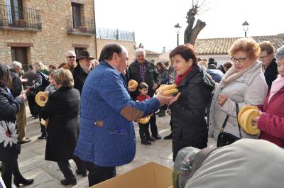 Alcalde y concejales reparten los rollos bendecidos entre los vecinos de les Useres