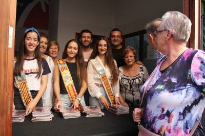 La reina i dames de la Vila reparteixen el programa de festes als veïns de Nules
