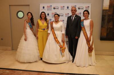 La Sagrada familia rep homenatge a la Reina i cort d'honor en el sopar de gala
