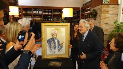 El pintor Pepe Forner entrega a Plácido Domingo su retrato más pasional