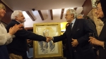 El pintor Pepe Forner entrega a Plácido Domingo su retrato más pasional