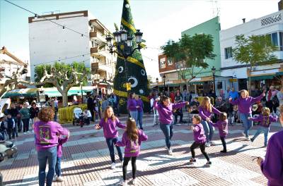 Bailes, talleres y 'tardeo' en la jornada central del Mercat de Nadal de Oropesa del Mar