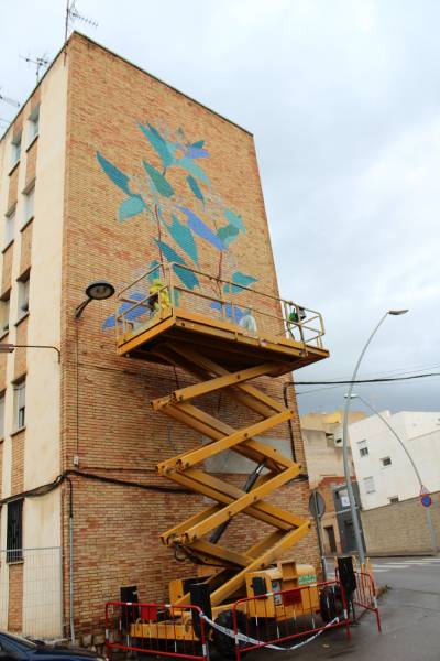Art per la memòria: una intervenció mural urbana substitueix la vella placa franquista d'un grup d'habitatges del Barranquet