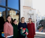 El ayuntamiento recibe la corona de Navidad de la Asociación AFDEM