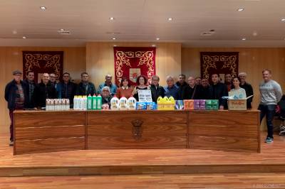 El Grup Fotogràfic d'Almenara dóna productes d'higiene personal i neteja valorats en 1000 euros al Banc d'Aliments
