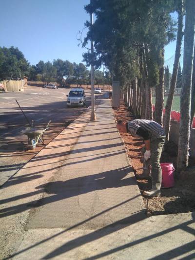 almenara mejora las aceras en el campo de ftbol y la calle Estacin