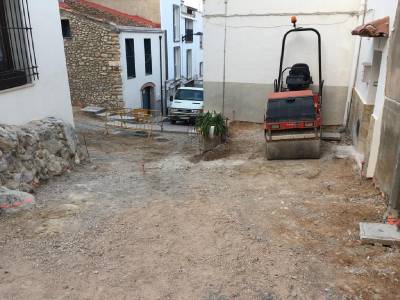 Les Coves de Vinromà continúa renovando la red del suministro de agua con una nueva actuación en la calle Campana