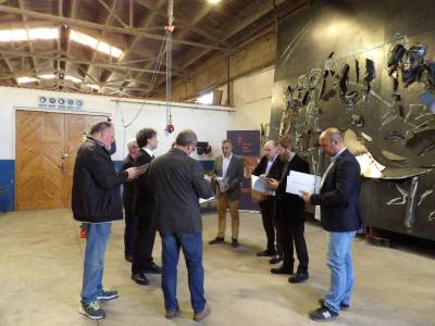 Los municipios del Grial visitan el taller de las esculturas que señalizarán la Ruta