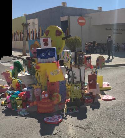 L'escola infantil municipal d'Almenara crema la seua falla dedicada a 'Les Emocions'