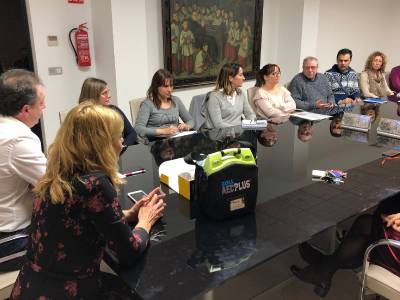 El pleno de Almassora reserva 16.000 euros para desfibriladores y prevenir atragantamientos en centros educativos