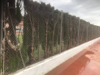 Millores en la piscina i la pista esportiva del polifuncional de La Llosa
