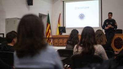 Castell orienta a 200 jvenes sobre las posibilidades de empleo en la Polica Local