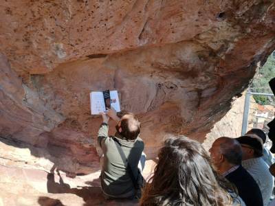 Èxit de la visita guiada a l'Abric del Castell de Vilafamés