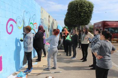 El Grup de Dones de Borriana cierra su primera edición con la creación de un mural colectivo reivindicativo