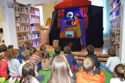 La biblioteca de Oropesa del Mar celebra el Día del Libro con talleres, rosas y teatro