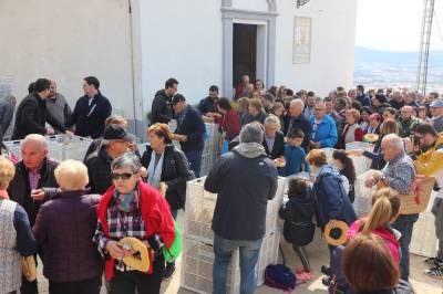 Concurrida fiesta local de La Dobla con el reparto de rollos sobrantes y almuerzo popular