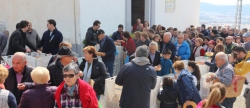 concurrida-fiesta-local-de-la-dobla-con-el-reparto-de-rollos-sobrantes-y-almuerzo-popular