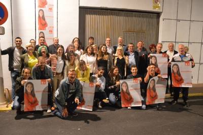 Alrdedor de 50 personas acompañan a la pegada de carteles en Orpesa a la candidata socialista al grito de 'María alcaldesa'