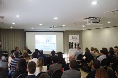 L'UJI i el despatx Tudón Abogados analitzen en una jornada el ciberassetjament en el treball i el control empresarial per mitjans tecnològics