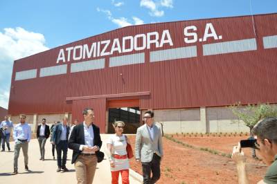 Visita a la empresa Atomizadora S.A. de Onda que han realizado la candidata del PSPV-PSOE a las elecciones europeas, Inmaculada Rodríguez-Piñero