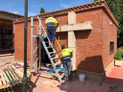 L'Ajuntament de Betxí reposa la creu restaurada dins del cementeri