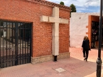 L'Ajuntament de Betxí reposa la creu restaurada dins del cementeri