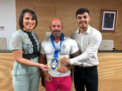 Toni Herrera s’alça amb el trofeu a millor culturista