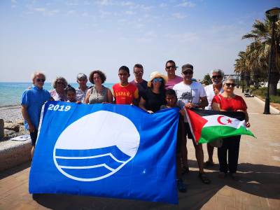 La bandera azul luce por decimoquinto ao en la Playa Casablanca de Almenara