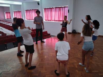 El II Festival de Teatro de les Coves de Vinromà reúne sobre el escenario a compañías de Castellón y Barcelona