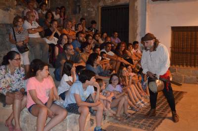 Los personajes históricos 'se cuelan' en el casco antiguo para recordar la historia de Oropesa del Mar