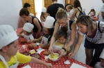 Al voltant de 40 xiquetes i xiquets participen al taller de cuina de 'Viu l'estiu en família'