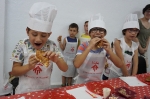 Al voltant de 40 xiquetes i xiquets participen al taller de cuina de 'Viu l'estiu en família'