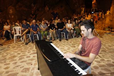La música de piano impregna de sonoritat la nit de Vilafamés