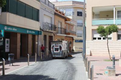Xilxes refuerza la limpieza viaria en el núcleo marítimo durante los meses de verano
