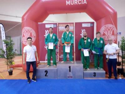 L'alcaldessa d'Almenara, Estíbaliz Pérea, rep a Alejandro Alberca, campió d'Espanya de hapkido en menys de 80 quilos