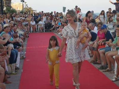 La moda infantil pren el protagonisme en la fira comercial d'estiu a la mar d'Almenara