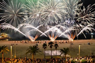 La costa y el cielo de Oropesa del Mar se 'iluminan' con el castillo acuático de fuegos artificiales
