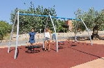 Vall d?Alba instala una zona de juegos infantiles adaptados en la plaza de les Oliveres con el apoyo de la firma local Codiagro
