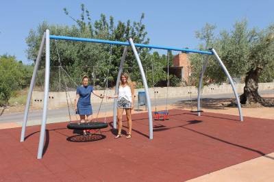 Vall d’Alba instala una zona de juegos infantiles adaptados en la plaza de les Oliveres con el apoyo de la firma local Codiagro