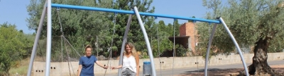 Vall dAlba instala una zona de juegos infantiles adaptados en la plaza de les Oliveres con el apoyo de la firma local Codiagro