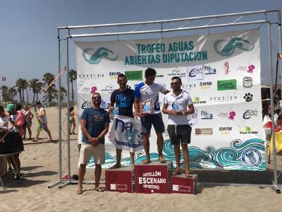 Sonia Ruiz y Joan Muñoz se imponen en la Travesía Playa del Gurugú