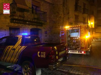 Tres dotaciones del Consorcio Provincial de Bomberos de Castellón intervienen en un incendio de un hotel en Montanejos