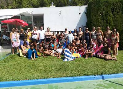 Els xiquets sahrauís gaudeixen en la piscina d’Alfondeguilla