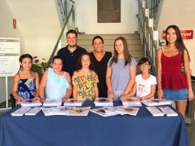 La reina Lara Mas y las damas de su corte de honor distribuyen el libro de fiestas patronales de Vall d’Alba entre cientos de vecinos