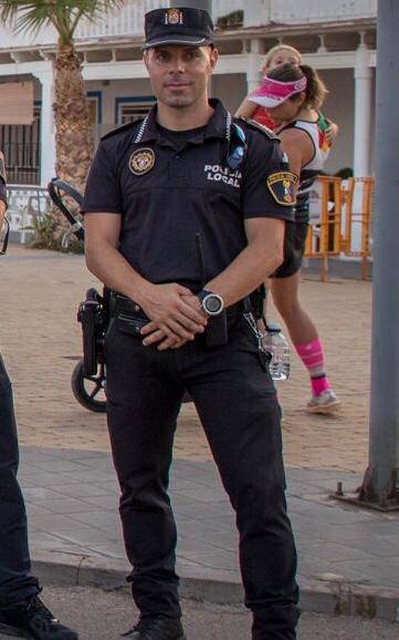 Un policía local d'Almenara fora de servei rescata a un pare i un fill a la Platja de Camí Cabres de Moncofa