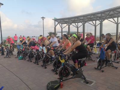Las actividades deportivas triunfan en el paseo marítimo de la Playa Casablanca de Almenara