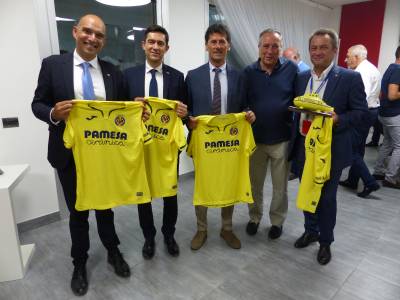 intercambio de regalos que se ha llevado a cabo en el descanso entre la directiva del Villarreal, los Capitani Reggenti, el Ministro del Interior y la Federación de San Marino