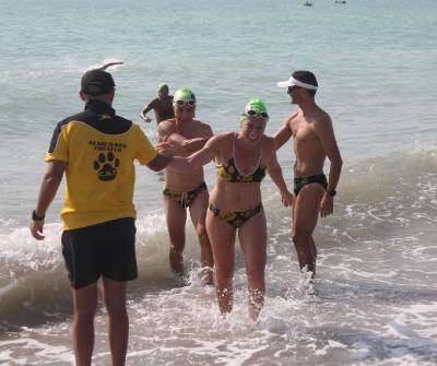 Más de 300 nadadores participan en la IX Travesía a nado Playa Casablanca de Almenara