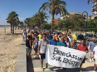 La Asociación de vecinos Benicassim Sur, se ha manifestado esta mañana reclamando servicios